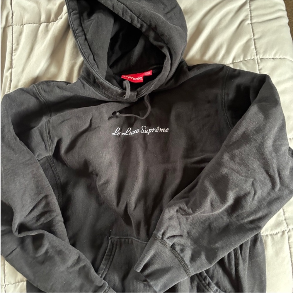 Médium Black Le Luxe Supreme Sweatshirt with Hood